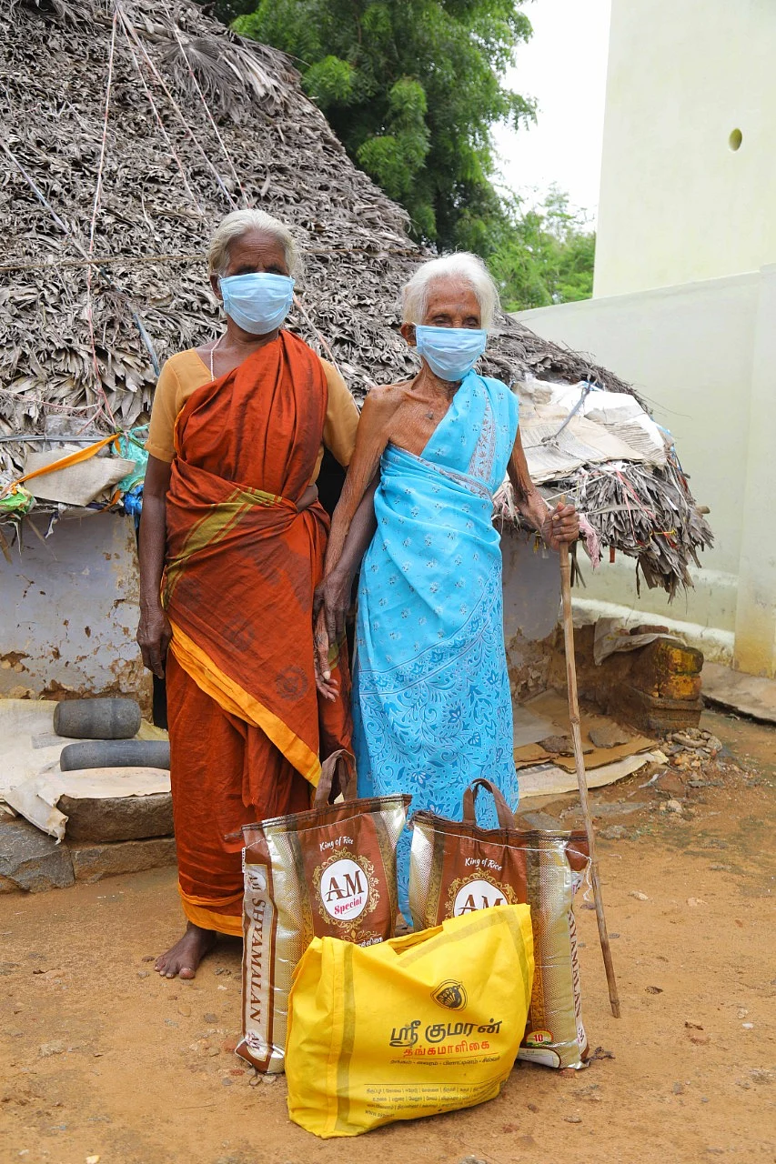 உதவிப் பொருள்களுடன் பாட்டிகள்