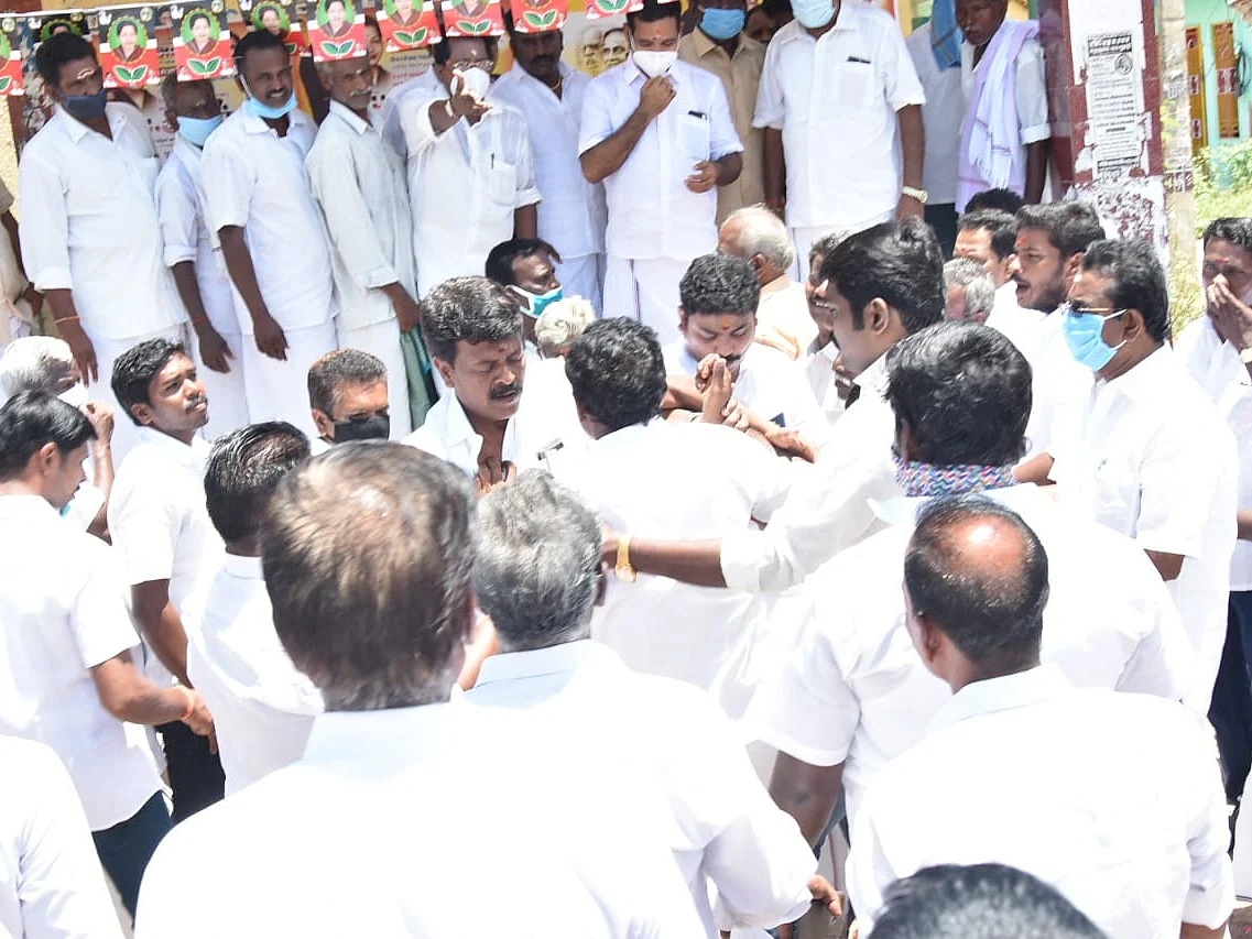 `மா.செ முன்னிலையில் கைகலப்பு!’ - திருச்சி அ.தி.மு.க கூட்டத்தில் பரபரத்த நிர்வாகிகள்