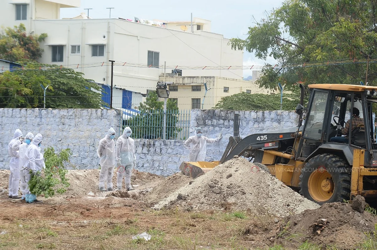 உடல் அடக்கம் செய்யும் பணியில்...