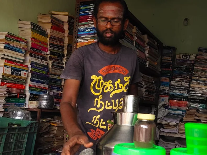 சிவகங்கை: `புத்தகக் கடையில் மூலிகை டீ அங்காடி!’ - இளைஞரின் அசத்தல் முயற்சி