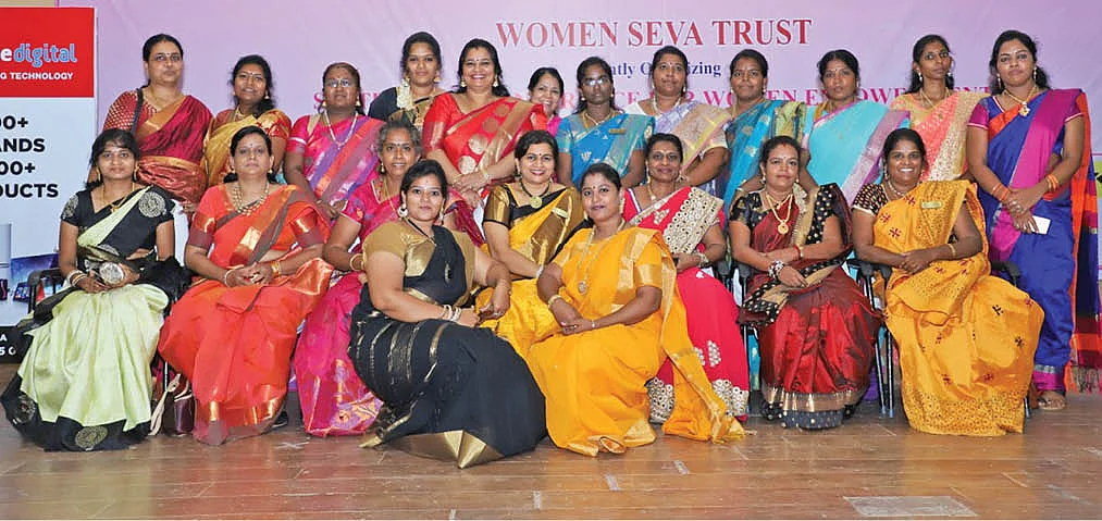 சிங்கப்பெண்கள் குழுவினர்