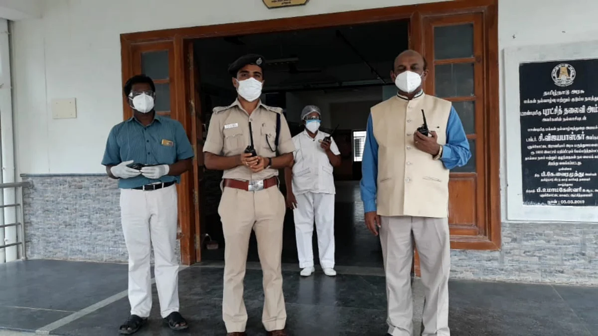 புதுக்கோட்டை: `நோயாளிகளுடன் பேச வாக்கி டாக்கி!’ - அரசு மருத்துவமனையில் புது முயற்சி