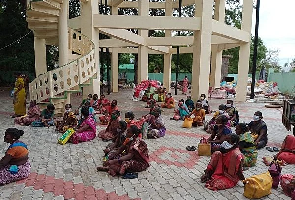 போராடும் பணியாளர்கள்