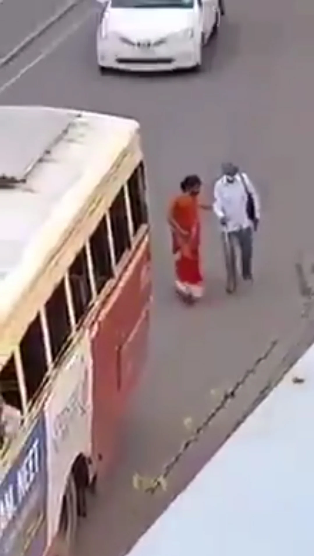பார்வையற்ற முதியவரின் கையைப் பிடித்து அழைத்துச் செல்லும் சுப்ரியா