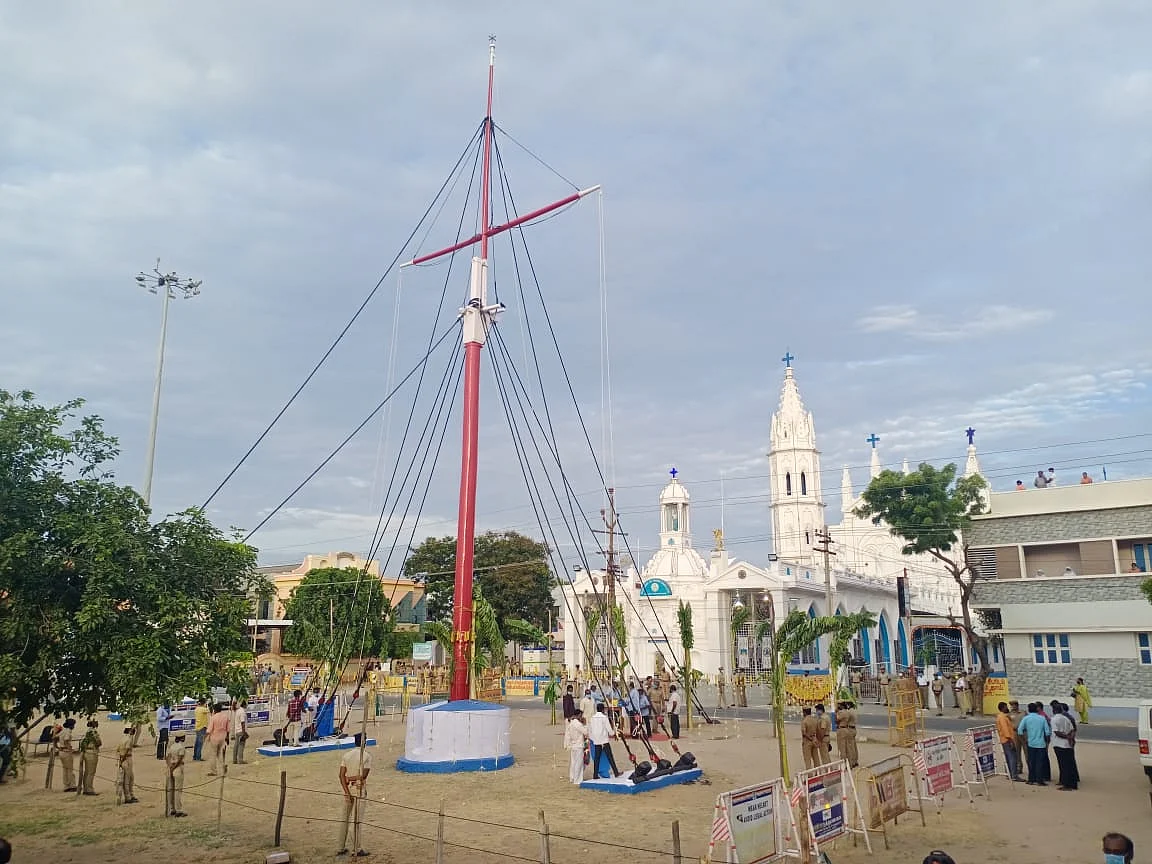 மக்கள் கூட்டம் இல்லாத ஆலய வளாகம்