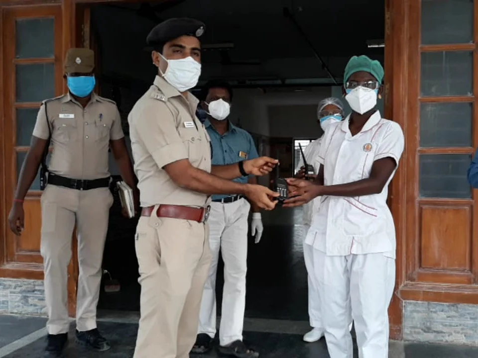 புதுக்கோட்டை: `நோயாளிகளுடன் பேச வாக்கி டாக்கி!’ - அரசு மருத்துவமனையில் புது முயற்சி