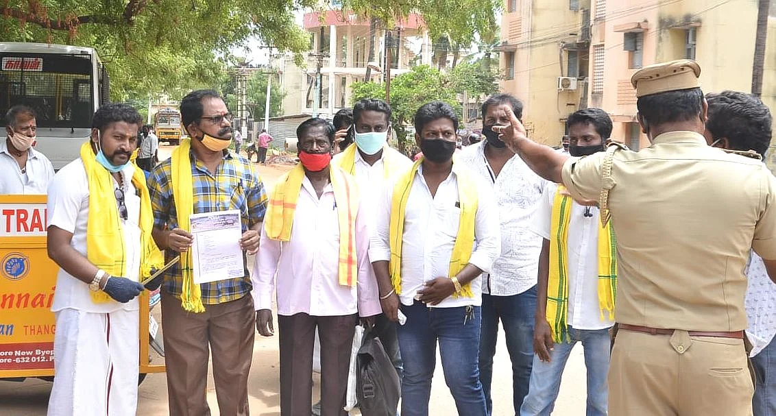 முடிதிருத்தும் தொழிலாளர்கள்