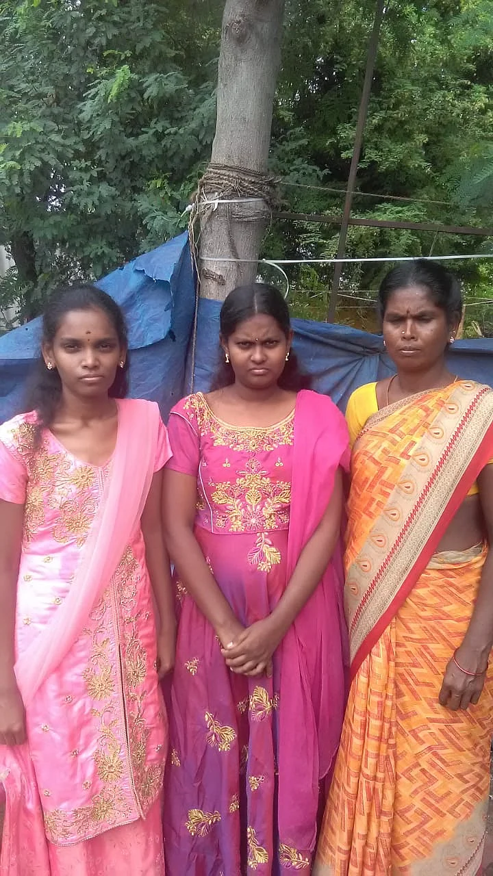 தாயுடன் தேவி, தேவிகா