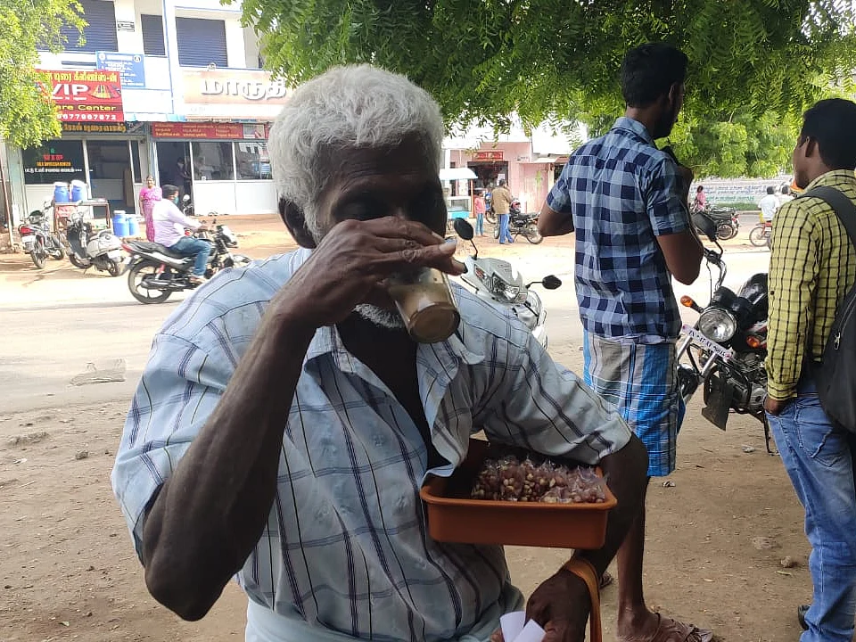டீ குடிக்கும் சுந்தர்ராஜ்