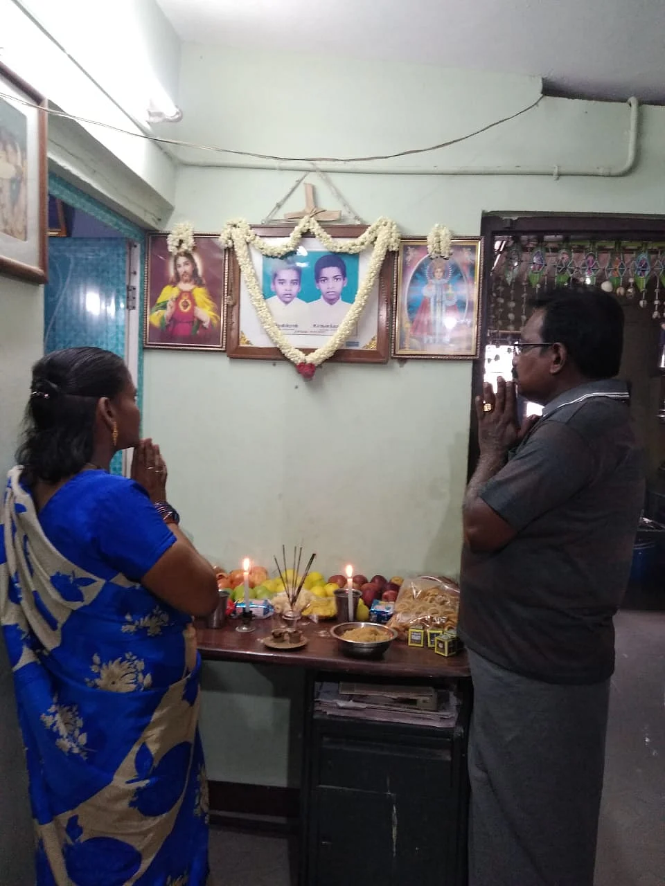 அஞ்சலி செலுத்தும் பெற்றோர்