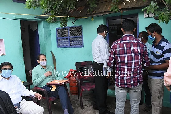 விசாரணை நடத்தும் சிபிஐ அதிகாரிகள்