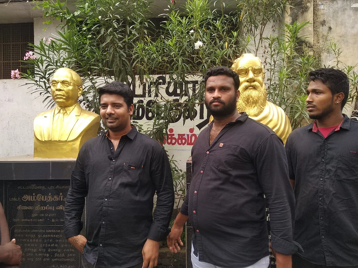 சரணடைந்த சுரேந்தர் நடராஜன் (இடது ஓரம்)