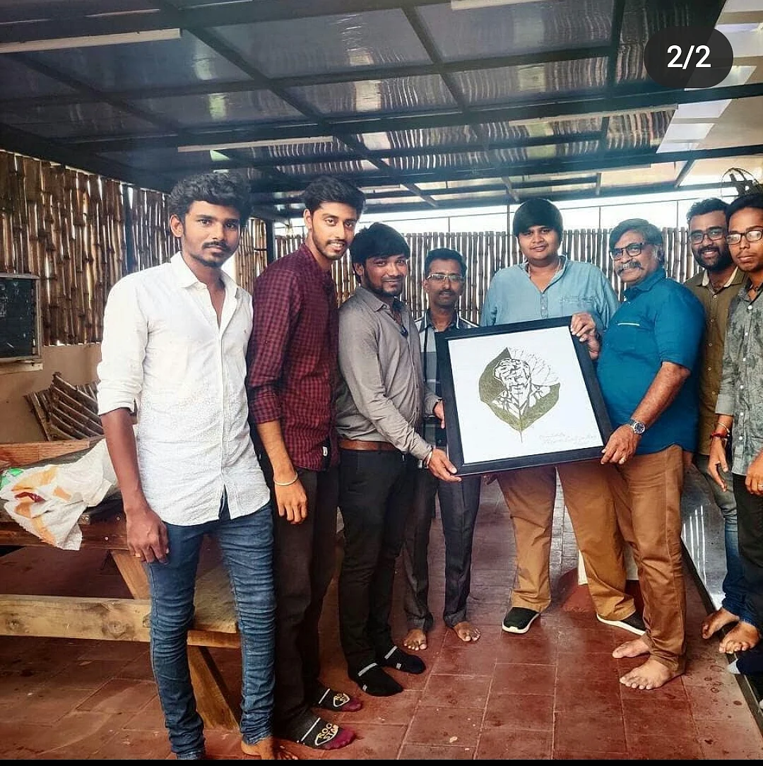 கார்த்திக் சுப்புராஜ் கையில் ரஜினி ஓவியம்