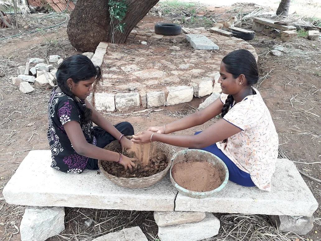 மாட்டுசாணத்தில் பூந்தொட்டிகள் தயாரிக்கும் கிரண்ரூபா, மணிவாசகி