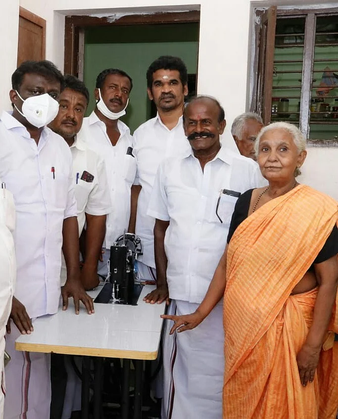தையல் மிஷின் வழங்கிய ஜோயல்