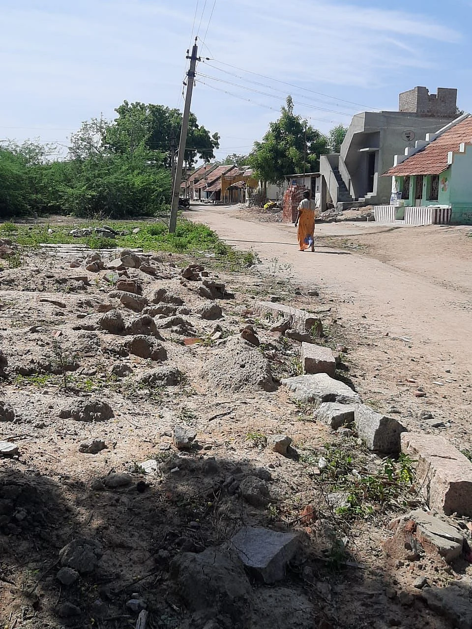 கிராமத்தில் வெறிச்சோடிய நிலை