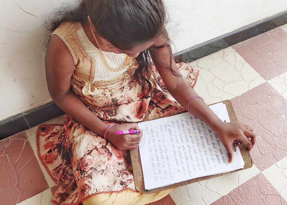 கையெழுத்து பயிற்சியில் மாணவி