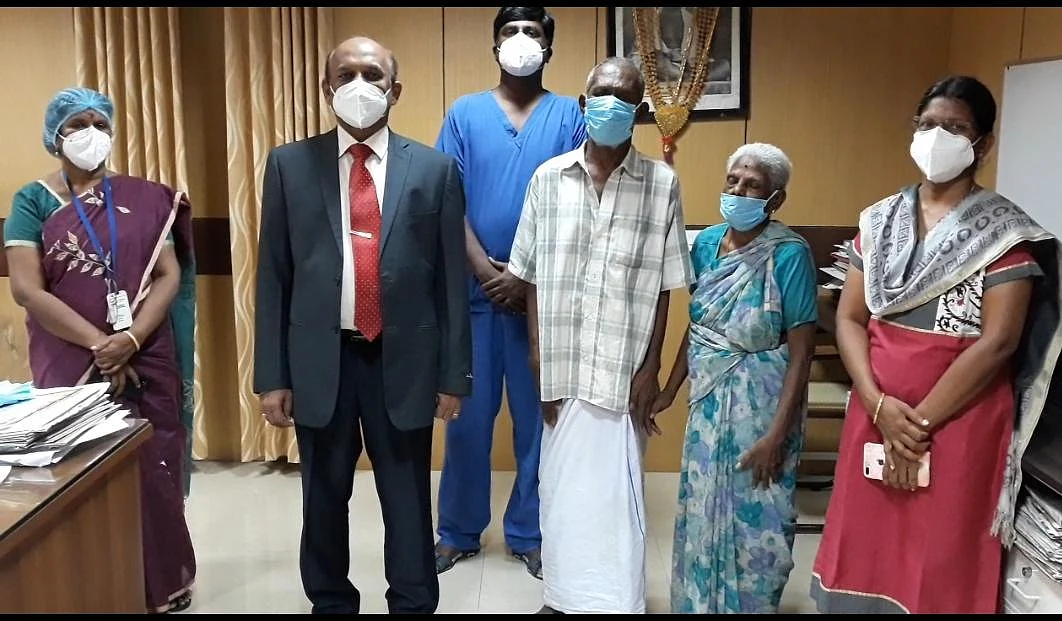 நோயாளியுடன் மருத்துவர்கள்