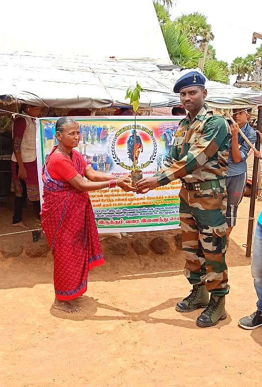 ராணுவ வீரர் மரக்கன்று வழங்குதல்