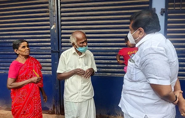 முதியவரைச் சந்தித்த எம்.எல்.ஏ இன்பதுரை
