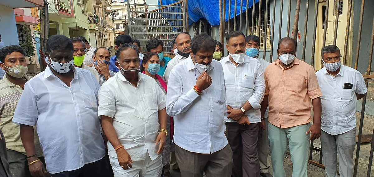 பெங்களூரு: `திட்டமிட்டு கலவரத்தைத் தூண்டியிருக்கிறார்கள்!’ - கொதிக்கும் காங்கிரஸ்