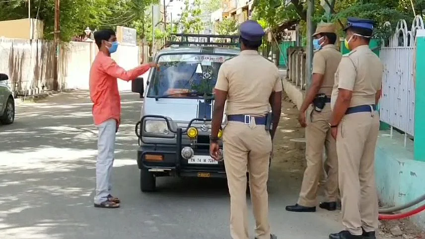 வாகன தணிக்கையில் போலீஸார்