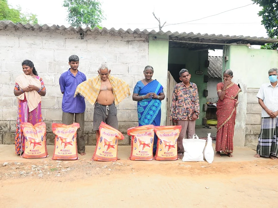 சேலத்தில் உதவி வழங்கப்பட்ட போது