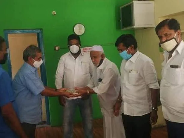 மதுரை: `உயர்ந்த பணி செய்பவர்கள்!’ - ஆண்டாள் பேரவை அளித்த நிதியை ஜமாத்துக்கு அளித்த சமூக ஆர்வலர்