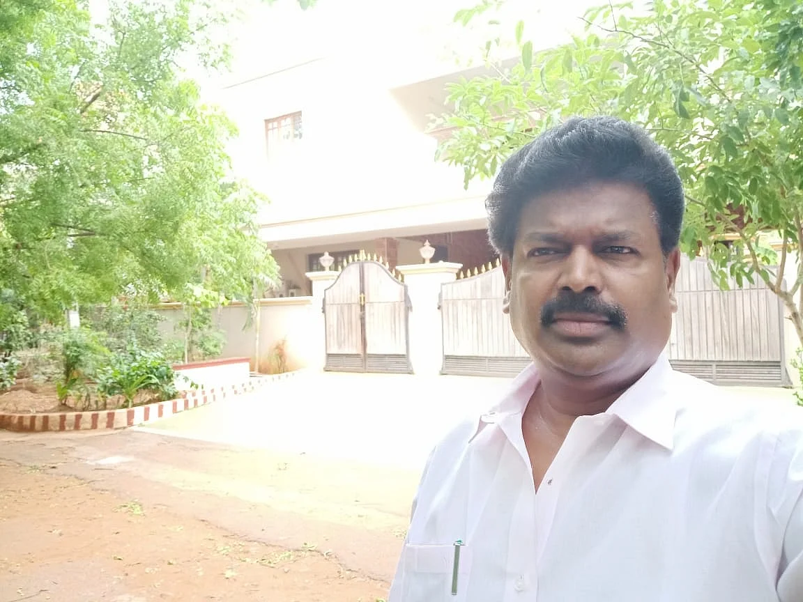 தனது வீட்டின் முன்பு காமராஜ்
