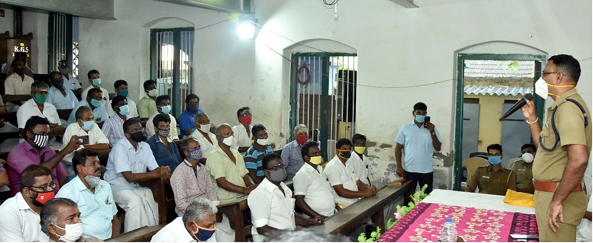 கூட்டத்தில் எஸ்.பி ஜெயக்குமார்