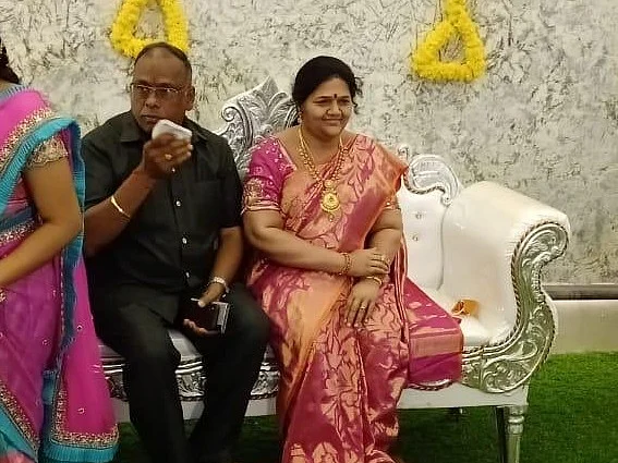 கர்நாடகா: `மாதவி மீண்டு வந்தது போல உள்ளது!’ - மனைவிக்குத் தத்ரூபமாக சிலை வைத்த கணவர்