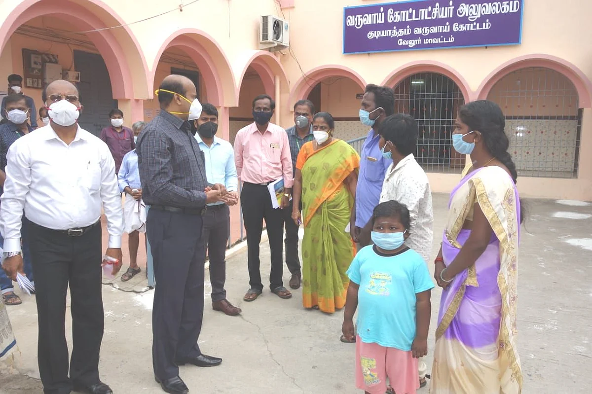 உதவிசெய்த கலெக்டர் சண்முகசுந்தரம்