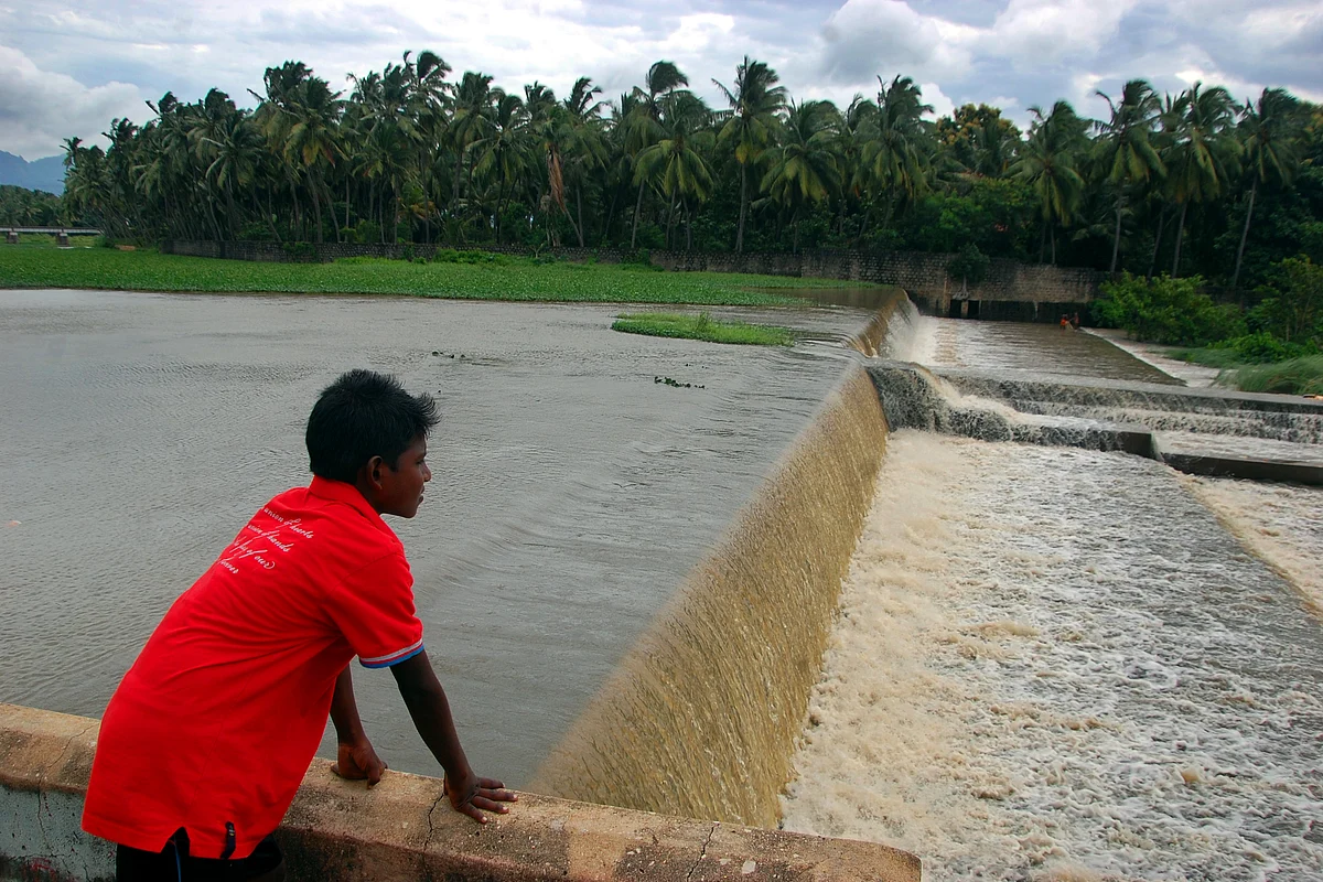 நிரம்பி வழியும் குமரி அணைக்கட்டு