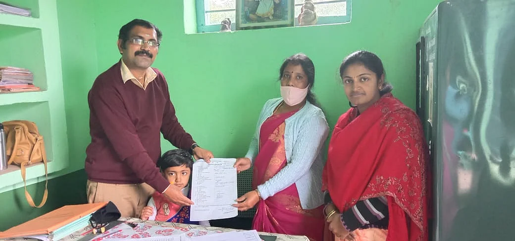 மகளை அரசுப் பள்ளியில் சேர்த்த கல்வி அலுவலர் கார்த்திக்