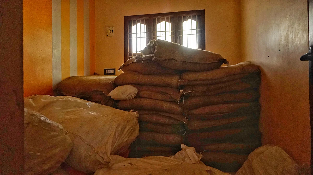 அடுக்கி வைக்கப்பட்டிருக்கும் புகையிலைப் பொருள்கள்