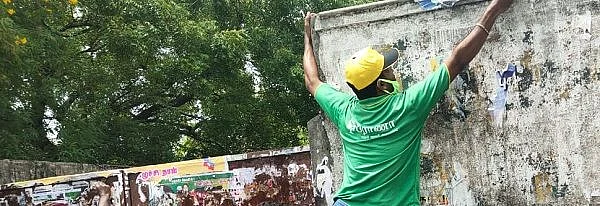 போஸ்டர்களை அகற்றும் பணி