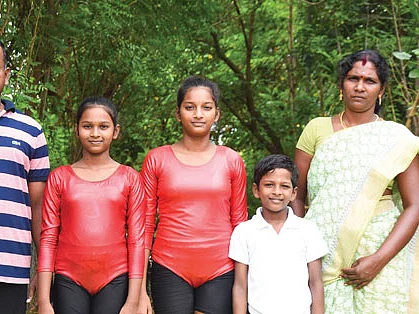 கற்றுக்கொண்டது கால்வலிக்காக... திரும்பிப் பார்க்கிறது உலகமே! - யோகா குடும்பம்