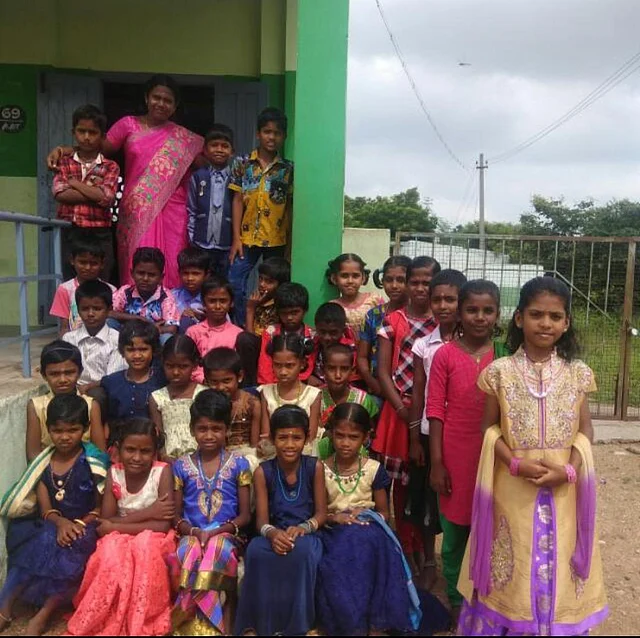 ஆசிரியை மீனா மாணவர்களுடன்