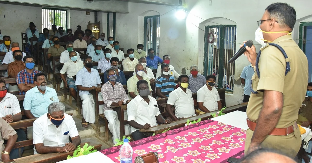 கூட்டத்தில் எஸ்.பி ஜெயக்குமார்