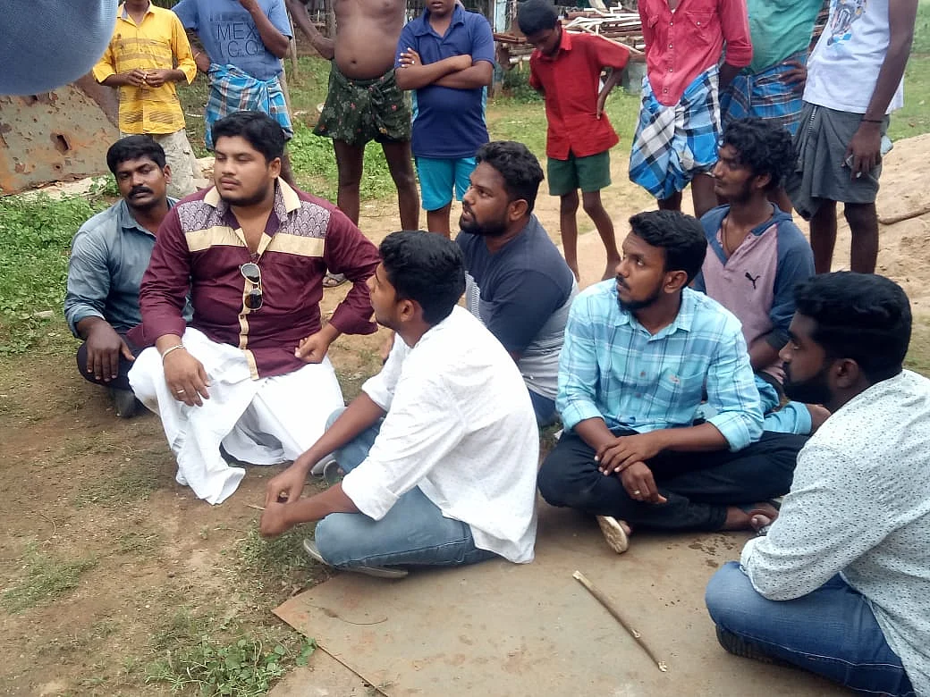 அக்பரை தாக்கிய சேட்டின் நண்பர்கள்