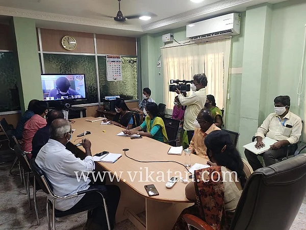கூட்டத்தில் பங்கேற்ற அதிகாரிகள்