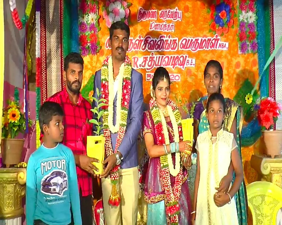 மரக்கன்று வழங்கிய மணமக்கள்