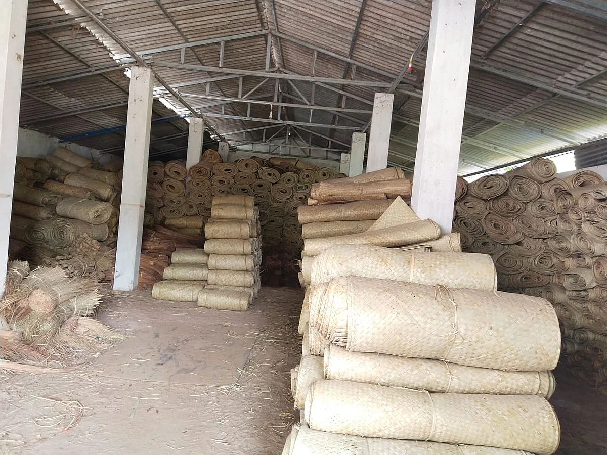 முடங்கிக் கிடக்கும் பனை ஓலைப் பாய்கள்