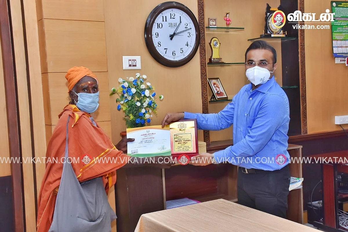 பாண்டியனுக்கு விருது கொடுக்கும் மதுரை கலெக்டர்