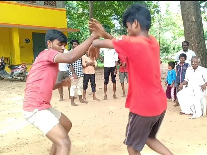 `இளைஞர்களுக்கு இலவசப் பயிற்சி!’ - தற்காப்புக் கலையில் அசத்தும் 80 வயது `கணபதி வாத்தியார்’