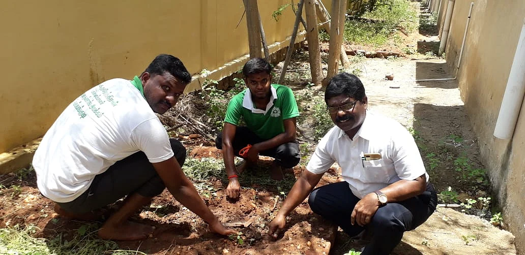 காய்கறித் தோட்டம் அமைக்கும் பணியில்