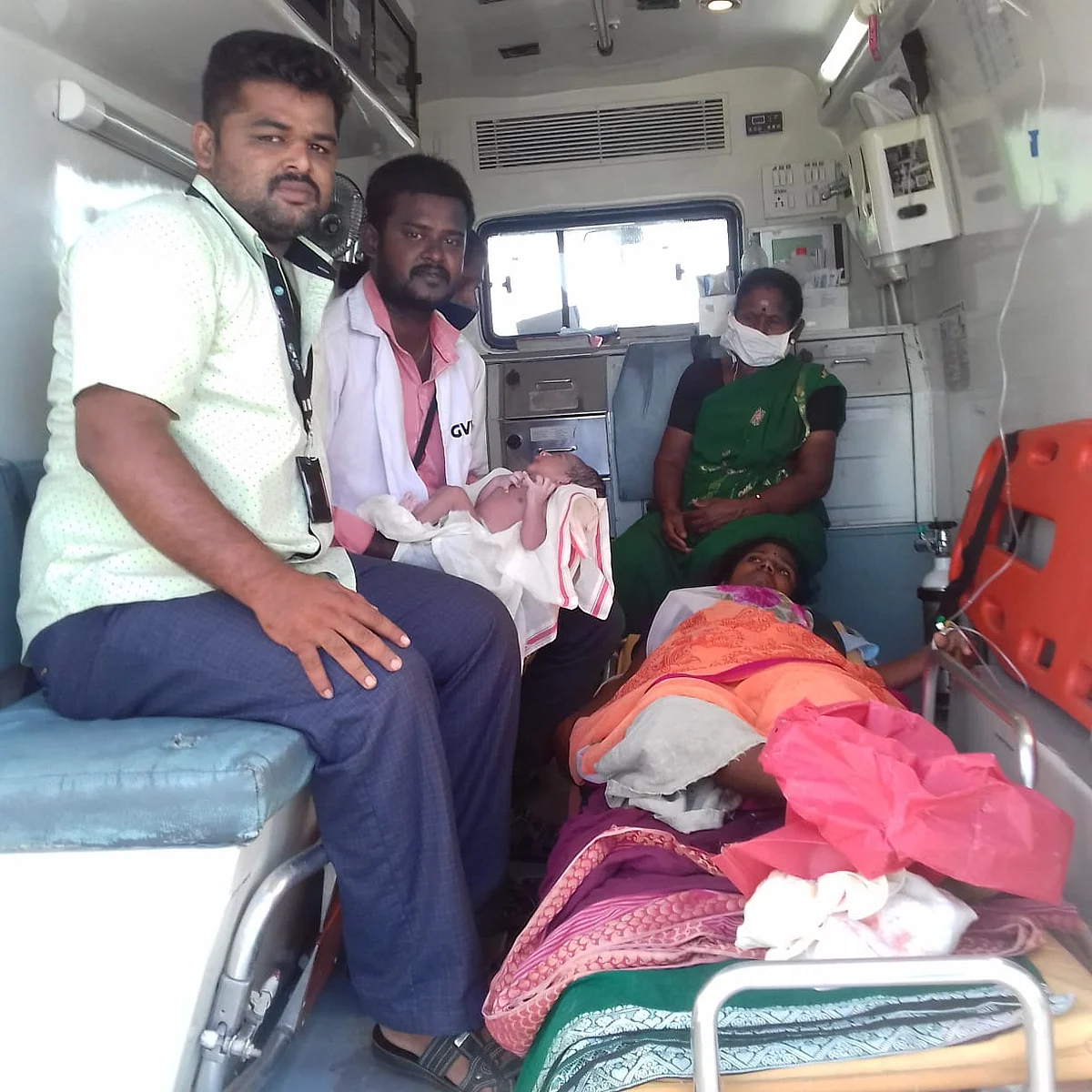 புதுக்கோட்டை: திடீர் வலி; ஆம்புலன்ஸிலேயே பிரசவம்! - பணியாளர்களுக்குக் குவியும் பாராட்டு