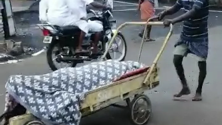 தள்ளுவண்டியில் கொண்டு செல்லப்பட்ட மூதாட்டியின் உடல்