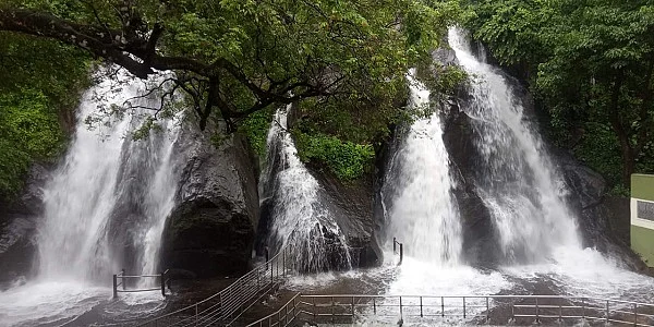 ஆர்ப்பரித்துக் கொட்டும் ஐந்தருவி