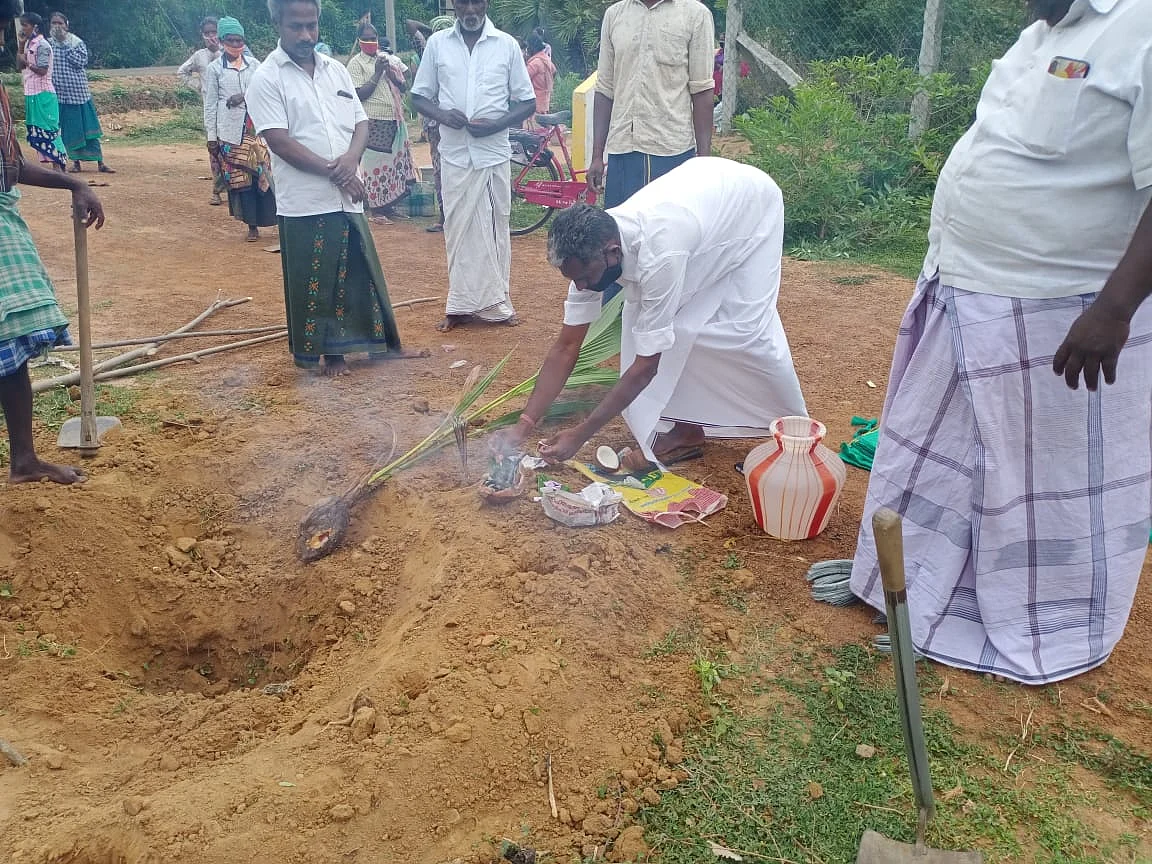மரக்கன்று ஊன்றும் பணியில்
